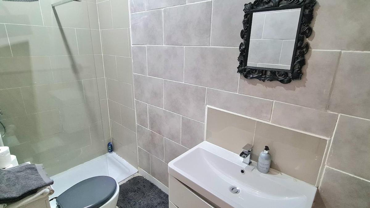 Luxurious Spacious 3 Bedroom - City Centre - Excellent Location - Five Star Amenities & Service Apartment EDI