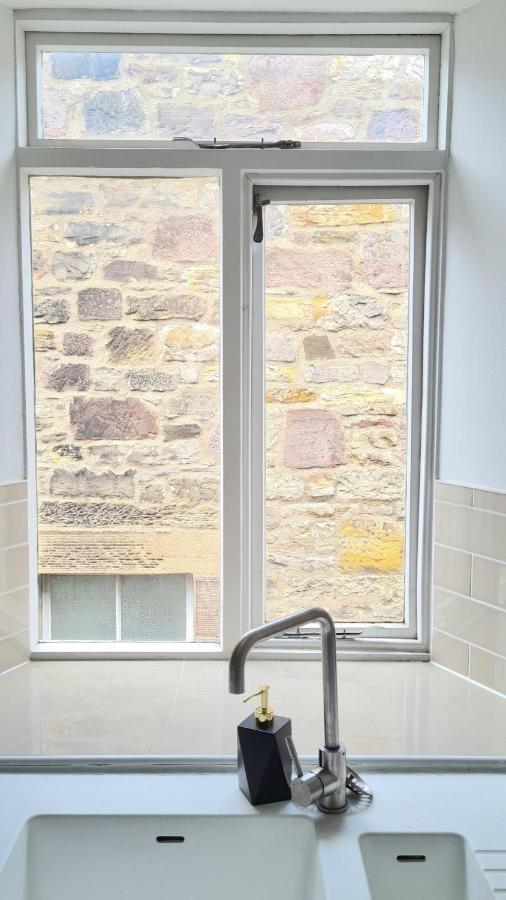 Luxurious Spacious 3 Bedroom - City Centre - Excellent Location - Five Star Amenities & Service Apartment EDI